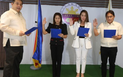 <p><strong>OATH OF OFFICE</strong>. Lakas-Christian Muslim Democrats (CMD) president and House Majority Leader Martin Romualdez (left) administers the oath of Lakas-CMD members Emmarie “Lolypop” Ouano-Dizon of Mandaue City in Cebu (2nd left) Daphne Lagon of Cebu (center) and Edsel Galeos of Cebu (right) during a ceremony at the Lakas-CMD headquarters in Mandaluyong City on Tuesday (June 14, 2022). Lakas-CMD is one of the oldest and most respected political parties in the country.<em> (Photo courtesy of Lakas-CMD)</em></p>