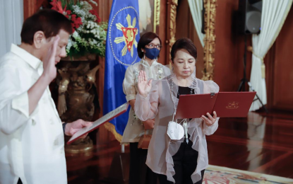 <p><strong>OATH OF OFFICE.</strong> President Rodrigo Roa Duterte administers the oath of office to former president and Pampanga's Second District Representative-elect Gloria Macapagal Arroyo at the Malacañan Palace on June 13, 2022. A total of 37 winners in the May 9 elections also took their oath before Duterte. <em>(Presidential photo by Rey Baniquet)</em></p>