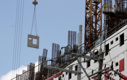 <p>Construction site along Edsa, Quezon City <em>(PNA file photo by Joey O. Razon)</em></p>