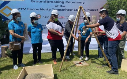 <p><strong>GROUNDBREAKING</strong>. Officials of the People’s Television Network, Inc and Mariano Marcos State University lead the release of a time capsule on Monday (June 14, 2022) to mark the construction of a PTV transmitter station in Barangay Quiling Sur, Batac City. The transmitter is expected to reach over 400,000 residents in Ilocos Norte and parts of Ilocos Sur, Abra, and Apayao. <em>(Photo by Leilanie G. Adriano)</em></p>