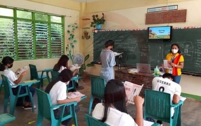 <p><strong>AWARENESS</strong>. A school teacher at the Mag-aba National High School in Barangay Mag-aba, Pandan conducts dengue awareness among the learners in this undated photo. Department of Education Division of Antique Medical Officer 3 Dr. Kristine Gadayan said in an interview Wednesday (June 15, 2022) that the clean, arrange, paint and plant initiative of their division has been effective in preventing dengue among learners. <em>(Photo courtesy of DepEd Antique)</em></p>
