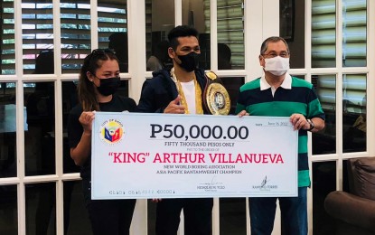 <p><strong>PRIDE OF BAGO CITY</strong>. Negrense boxer Arthur Villanueva, newly-crowned World Boxing Association Asia South bantamweight champion, receives a PHP50,000 cash incentive from Bago City Mayor Nicholas Yulo during his visit to the Mayor’s Office, with wife Jinny Mae, on Thursday (June 16, 2022). Villanueva defeated Thailand’s Jakpan Sangtong during the WBA Asia triple header held in Gilgit City, Pakistan on June 11. <em>(Photo from Café Boxidor Facebook page)</em></p>