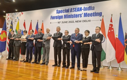 <p><strong>ASEAN-INDIA MEETING.</strong> Representatives of the Association of Southeast Asian Nations link hands at Sushma Swaraj Bhawan Office in New Delhi, India for the Special Asean-India Foreign Ministers' meeting on Thursday (June 16, 2022). Foreign Affairs Undersecretary for Administration, Antonio Morales (8th from left), joined the discussion that included initiatives to sustain economic recovery amid the Covid-19 pandemic and strengthening strategic partnerships between India and Asean countries. <em>(PNA photo by Lade Kabagani)</em></p>