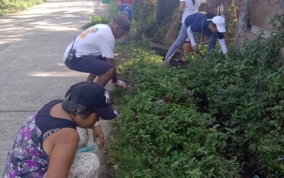 <p><strong>CLEANUP</strong>. Barangay residents of Idio village in the municipality of Sebaste carry out the 4 o'clock habit of cleaning their surroundings in this undated photo. Idio Barangay Chairperson Pamela Socorro Azucena, the provincial Liga ng mga Barangay president, said on Friday (June 17, 2022) that village chiefs should rally their constituents to do a cleanup drive against dengue.<em> (Photo courtesy of LnB Antique)</em></p>