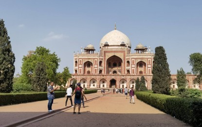 <p><strong>WELCOMING TOURISTS.</strong> Foreign travelers tour around Hayamun's tomb conservation in New Delhi, India on Wednesday (June 15, 2022). It is the first garden-style tomb built in India. <em>(PNA photo by Lade Kabagani)</em></p>
