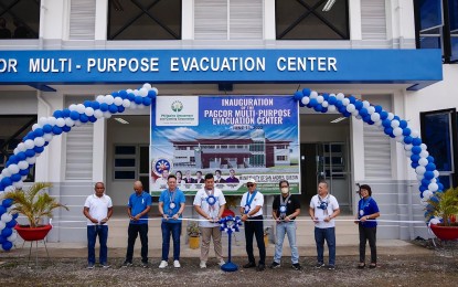 <p><strong>NEW EVACUATION FACILITY.</strong> Pagcor executives led by president and chief operating officer Alfredo Lim (5th from left) join the local officials of San Andres, Quezon led by Mayor-elect Ralph Lim (4th from left) during the inauguration of the two-storey Pagcor-funded Multi-Purpose Evacuation Center in the town’s Barangay Mangero on June 11, 2022. The agency also built a covered court-type evacuation center in Barangay Poblacion of the same town in the southern Luzon province. <em>(Photo courtesy of Pagcor)</em></p>
