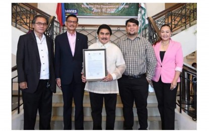 <p><strong>RECOGNITION</strong>. Outgoing Bacolod City Mayor Evelio Leonardia (center) receives a copy of the City Council resolution, recognizing his contribution and service to the city as he steps down from his post on June 30, 2022. From left are councilors Archie Baribar, Renecito Novero, Israel Salanga, and councilor-elect Em Legaspi Ang. Leonardia, the longest-serving local chief executive, was honored during an event marking the city’s 84th Charter Day at the Government Center’s main lobby on Saturday (June 18, 2022).<em> (Photo courtesy of Bacolod City PIO)</em></p>