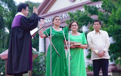 <p><strong>15TH VP.</strong> Sara Duterte takes her oath as the Philippines’ 15th Vice President before Supreme Court Associate Justice Ramon Paul Hernando at San Pedro Square, Davao City on Sunday (June 19, 2022). She was accompanied by her parents, President Rodrigo Duterte and Elizabeth Zimmerman. <em>(Presidential Photos)</em></p>