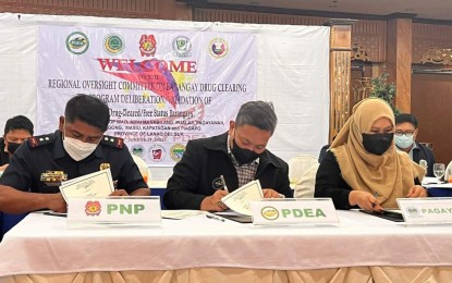 <p><strong>DRUG-FREE.</strong> Philippine Drug Enforcement Agency - Bangsamoro Autonomous Region in Muslim Mindanao (PDEA-BARMM) Director Rogelito Daculla (center) signs the document declaring 76 villages in Lanao Sur as “drug-free” during a deliberation with the Regional Oversight Committee on Barangay Drug Clearing Program on June 16-17, 2022. PDEA-BARMM said more barangays will be declared free of illegal drugs in the coming weeks. <em>(PDEA-BARMM photo)</em></p>
