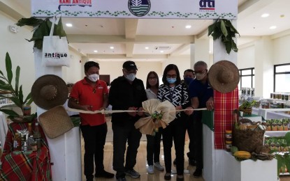 <p><strong>GALLERY.</strong> Antique Provincial Environment and Natural Resources Office (PENRO) officer Andres Untal (second from left) leads the opening of the local products gallery in the lobby of the PENRO office in Barangay Maybato in San Jose de Buenavista on June 20, 2022. Untal, who was joined by Kapatid Mentor Me, Inc. president Aben Ortega (left) and Department of Trade and Industry information officer Lynna Joy Cardinal (right) with other PENRO officials, said they are highlighting the biodiversity enterprises in support of their ridge to reef approach for the development of the ecosystem. <em>(PNA photo by Annabel Consuelo J. Petinglay)</em></p>