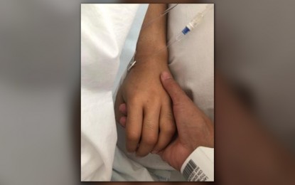 <p><strong>LIFE WASTED.</strong> Leah Laylo holds the hand of her son, lawyer John Albert "Jal" Laylo, at Penn Presbyterian Medical Center in West Philadelphia, Pennsylvania before he passed away at about 10:33 a.m. Sunday (June 19, 2022; US time). The victim sustained a gunshot wound to the head while Leah was injured by glass fragments after their vehicle was shot at while they were on their way to the airport the day before. <em>(Photo courtesy of Leah Bustamante Laylo Facebook)</em></p>