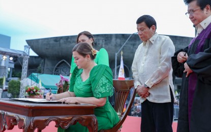 <p><strong>NEXT VICE PRESIDENT.</strong> Sara Duterte signs the official oath of office, making her the Philippines’ 15th Vice President, on a makeshift stage at San Pedro Square, Davao City on Sunday (June 19, 2022). Her parents, President Rodrigo Duterte and Elizabeth Zimmerman, witnessed her inauguration ceremony presided by Supreme Court Associate Justice Ramon Paul Hernando.<em> (Presidential Photos)</em></p>