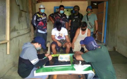 <p><strong>BUSTED FOR DRUGS.</strong> Agents of the Philippine Drug Enforcement Agency–Bangsamoro Autonomous Region in Muslim Mindanao account the “shabu” seized from slain drug peddler Alex Usman in Cotabato City following a shootout Monday afternoon (June 20, 2020). Two of Usman’s accomplices (center in handcuffs) surrendered peacefully. <em>(Photo courtesy of PDEA-BARMM photo)</em></p>