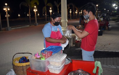 <p><strong>STREET FOOD.</strong> A customer buys "balut" or fertilized duck embryo from a vendor on Rizal Boulevard in Dumaguete City in this undated photo. The Negros Oriental Chamber of Commerce and Industry batted for the passage of a food safety ordinance to ensure that locals and tourists alike are protected from food poisoning due to unsanitary, or improperly prepared products. <em>(Photo from Lupad Dumaguete Facebook page)</em></p>