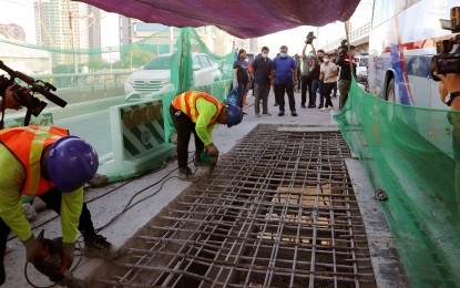 <p><strong>FOR REPAIR.</strong> Metropolitan Manila Development Authority chair Romando Artes (3rd from left) inspects the damaged portion of the southbound lane of Edsa-Kamuning flyover in Quezon City on Tuesday (June 21, 2022).  It will be closed for repair for 30 days starting Saturday (June 25, 2022).<em> (PNA photo by Joey O. Razon) </em></p>