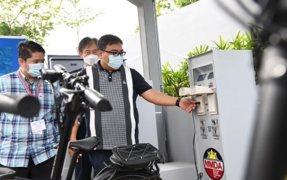 <p><strong>FREE CHARGING.</strong> Metropolitan Manila Development Authority chair Romando Artes (right) demonstrates the free charging station for e-bikes and e-scooters at the new MMDA headquarters in Pasig City on Wednesday (June 22, 2022). The charging station will be open to the public beginning Monday, June 27, from 6 a.m. to 7 p.m. <em>(Photo courtesy of MMDA)</em></p>