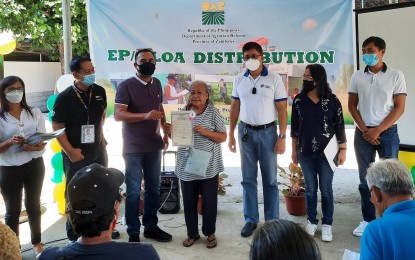 <p><strong>NEW LANDOWNERS.</strong> The Department of Agrarian Reform (DAR) distributes certificates of land ownership award (CLOAs) covering 26 hectares of agricultural lands to 25 agrarian reform beneficiaries in Zambales on Monday (June 20, 2022). Provincial Agrarian Reform Program Officer Emmanuel G. Aguinaldo said on Wednesday the beneficiaries are from the towns of Castillejos, Botolan, Subic, and Palauig. <em>(Photo courtesy of DAR-Zambales)</em></p>