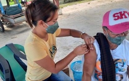 <p><strong>LOW VAX TURNOUT.</strong> A senior citizen in Ilog town of Negros Occidental gets vaccinated against Covid-19 earlier this June. Provincial administrator Rayfrando Diaz II said on Wednesday (June 22, 2022) that there is a low vaccination turnout, particularly among the senior citizens. <em>(Photo courtesy of Ilog Municipal Health Office)</em></p>