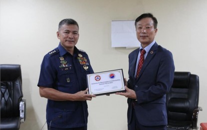 <p>PCG Commandant CG Admiral Artemio Abu (left) and UKCA President Jae Sin Sim <em>(Photo courtesy of PCG)</em></p>
