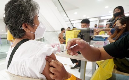 <p><strong>COVID-19 VACCINATION</strong>. Lilia Butao, 65 received her 1<sup>st</sup> Pfizer booster shot during the Covid-19 mass vaccination at the MetroPlaza Mall in Barangay 176, Bagong Silang-Kanan, Caloocan City on Thursday (June 23, 2022). Butao is one of the 100 recipients of Pfizer booster in the area. <em>(PNA photo by Ben Briones)</em></p>