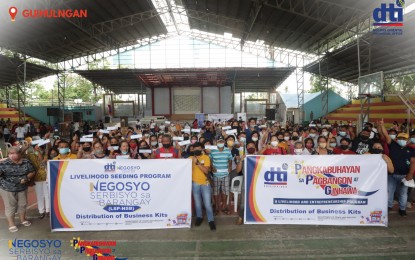 <p><strong>LIVELIHOOD ASSISTANCE.</strong> Residents of Guihulngan City, Negros Oriental flash their vouchers worth P8,000 that they received from the Department of Trade and Industry (DTI) in this undated photo. The DTI-Negros Oriental has handed over P18 million in business kits to 2,250 beneficiaries in the province from January to June 2022.<em> (Photo courtesy of DTI-Negros Oriental)</em></p>