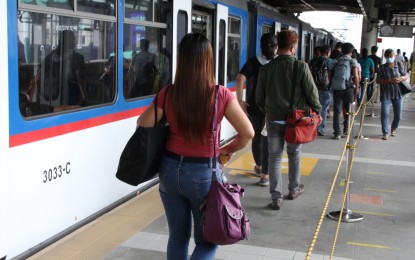 <p>MRT-3 <em>(File photo)</em></p>