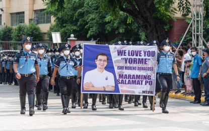 <p><strong>THANKFUL.</strong> Members of the Manila Parking and Traffic Bureau parade around the city hall with a tarpaulin that expressed their gratitude to outgoing Mayor Francisco “Isko Moreno” Domagoso on Friday (June 24, 2022). The event was part of the 451st Manila Day celebrations. <em>(Photo courtesy of Manila-PIO)</em></p>