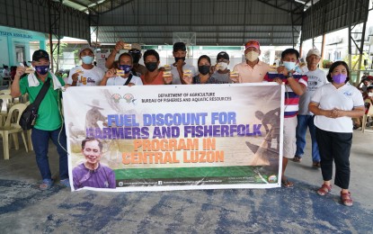 <p><strong>FUEL DISCOUNT</strong>. Some 800 fishers from 10 coastal towns of Bataan who received fuel discount cards from the Department of Agriculture-Bureau of Fisheries and Aquatic Resources are shown in this undated photo. Each discount card contains P3,000 worth of fuel credits from partner oil companies that could help mitigate the impact of rising oil prices on the local fishing industry. <em>(Photo courtesy of BFAR-Central Luzon)</em></p>