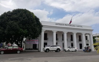 <p>Antique old capitol building in San Jose de Buenavista <em>(PNA file photo by Annabel Consuelo J. Petinglay)</em></p>