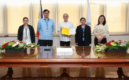 <p><strong>MEANINGFUL DECISION.</strong> A legal framework for the Complementary Pathways Program that would allow Rohingya refugees to avail of tertiary education training in the Philippines was announced by the Department of Foreign Affairs on Friday (June 24, 2022). The framework signing was attended by (from left) State Counsels Gisella Lourdes Mendoza and Paulito De Jesus; Foreign Affairs Secretary Teodoro Locsin Jr.; Iris Joy Tayag, Information Technology Associate of the United Nations High Commissioner for Refugees; and DFA - United Nations and International Organizations Director Majella Pua-Diezmos. <em>(Photo courtesy of DFA/Maria Vanessa Ubac)</em></p>