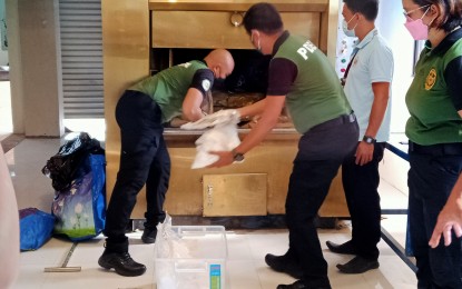 <p><strong>ILLEGAL DRUGS BURNED</strong>. Personnel of the Philippine Drug Enforcement Agency-Western Visayas place the seized illegal drugs for destruction in the crematorium machine of the Acropolis Gardens in Bacolod City on Friday afternoon (June 24, 2022). Almost PHP96 million worth of drugs used as evidence before the courts in the cities of Bacolod, San Carlos City, and Iloilo were destroyed. <em>(PNA photo by Nanette L. Guadalquiver)</em></p>