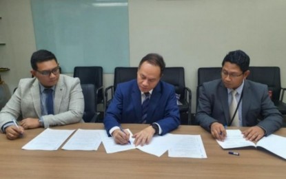 <p>Chief Marketing Officer of PT PAL Indonesia (middle) Willgo Zainar signs a sale and purchase contract for the landing platform dock from the Department of National Defense of the Philippines in Manila on June 24, 2022. <em>(ANTARA/HO-PT PAL Indonesia/uyu)</em></p>