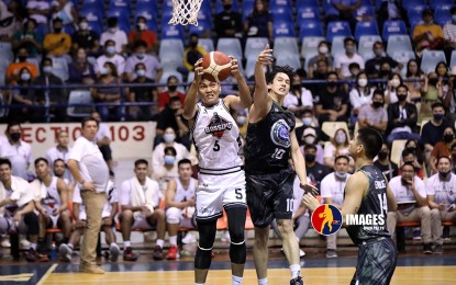 <p><strong>THIRD WIN.</strong> Blackwater’ Rookie Ato Ular secures a rebound in the Bossing’s 107-70 blowout against Terrafirma at the Ynares Center in Antipolo on Saturday night (June 25, 2022). Ular led the Bossing with 16 points and five rebounds as they moved up to 3-1 in the standings. <em>(Photo courtesy of PBA Image)</em></p>