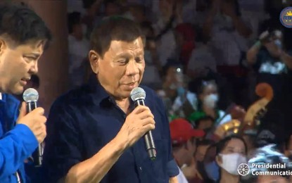 <p><strong>FAVORITE SONG ‘IKAW’.</strong> President Rodrigo Roa Duterte serenades his fans and supporters with his favorite love song “Ikaw” with concert king Martin Nievera singing with him during the “Salamat PRRD” thanksgiving concern at the Quirino Grandstand in Manila on Sunday night (June 26, 2022). Duterte is set to end his six-year term on June 30. <em>(Screengrab from RTVM)</em></p>