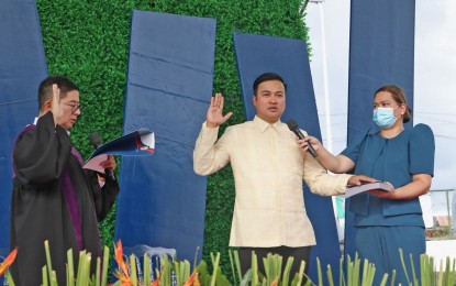 <p><strong>LAST TERM.</strong> Marinduque Lone District Rep. Lord Allan Velasco (center) takes his oath for his third consecutive term at Marinduque Sports Complex in Boac on Sunday (June 26, 2022). He was sworn into office by Supreme Court Associate Justice Jhosep Lopez while long-time friend and Vice President-elect Sara Duterte held the Bible. <em>(Photo courtesy of Rep. Velasco’s office)</em></p>