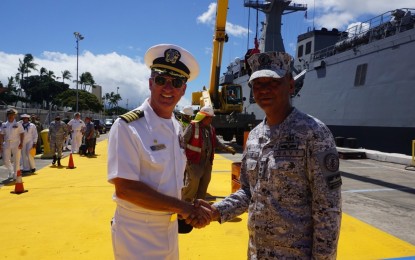 <p><strong>JUST ARRIVED.</strong> Capt. Mark Sohaney (left), commander of Pearl Harbor Hickam Base, welcomes Capt. Charles Merric Villanueva (right), BRP Antonio Luna commanding officer and Naval Task Group (NTG) 80.5 head, in Hawaii on Saturday (June 25, 2022). The BRP Antonio Luna is set to participate in this year's Rim of the Pacific (RIMPAC) exercise slated for June 29 to Aug. 4.<em> (Photo courtesy of Philippine Navy)</em></p>