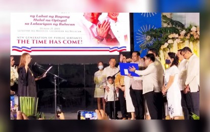 <p><strong>OATH TAKING</strong>. Reelectionist Bulacan Governor Daniel Fernando takes his oath of office before Executive Judge Olivia Escubio-Samar on Monday (June 27, 2022). Fernando urged residents to support his administration for the next three years. <em>(Photo by Manny Balbin)</em></p>