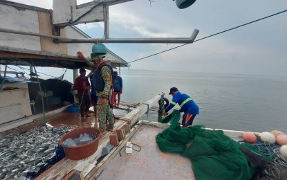 <p><strong>SEIZED.</strong> The Bataan Maritime Group of the Philippine National Police (PNP) seizes the assorted fish illegally caught within the municipal waters of Pilar, Bataan. It reported on Monday (June 27, 2022) the arrest of the boat skippers and crew of two fishing bancas reportedly caught illegally fishing within the municipal waters of Pilar last June 24. <em>(Photo courtesy of the Bataan Maritime Group of the PNP)</em></p>