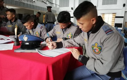 <p><strong>VOTER REGISTRATION</strong>. Cadets at the Philippine Military Academy in Baguio City register for the elections in an undated photo in 2018. The Commission on Elections in Baguio on Monday (June 27, 2022) reminded the public to register early during the voter registration from July 4 to 23 for the barangay and Sangguniang Kabataan elections in December. <em>(PNA file photo by Liza T. Agoot)</em></p>