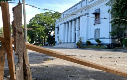<p><strong>BARRICADED.</strong> The Provincial Capitol of Negros Oriental can be seen through this barbed wire barricade that was set up over the weekend. Tensions have been brewing at the Capitol as to who will sit as the next governor of Negros Oriental. <em>(Photo courtesy of Alex Rey Pal)</em></p>