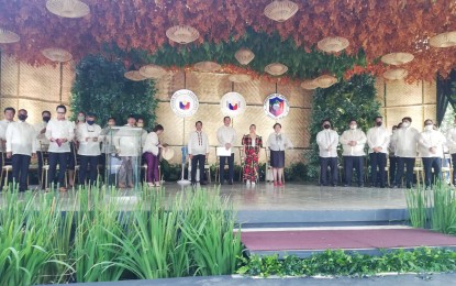 <p><strong>INAUGURATION.</strong> Local officials of Antique pose with Senator-elect Loren Legarda (center) during their oath-taking and inauguration at Evelio B. Javier Freedom Park in San Jose de Buenavista town on Monday (June 27, 2022). Legarda assured her province mates, whom she served as congresswoman for the last three years, that she will continue to work for the development of the province. <em>(PNA photo by Annabel Consuelo J. Petinglay)</em></p>