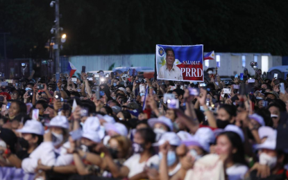 <p><strong>MOST POPULAR.</strong> Supporters of outgoing President Rodrigo Roa Duterte flock to the Quirino Grandstand in Manila during the "Salamat PRRD" thanksgiving concert Sunday (June 26, 2022). The latest PUBLiCUS survey showed that Duterte will step down from office as “the most popular president of the post-Edsa 1 era.”<em> (Presidential photo by Karl Alonzo)</em></p>
