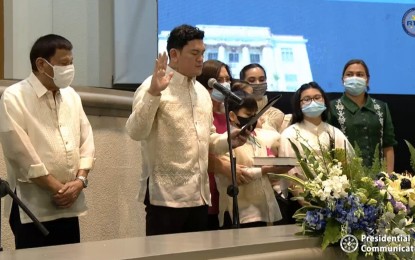 <p><strong>NEW MAYOR.</strong> Mayor-elect Sebastian Duterte takes his oath at the Sangguniang Panlungsod in Davao City Monday (June 27, 2022), witnessed by President Rodrigo Duterte (left), his children, mother Elizabeth Zimmerman, and sister, Vice President-elect Sara Duterte (right). Duterte vowed to continue protecting the welfare of Dabawenyos. <em>(Screengrab)</em></p>