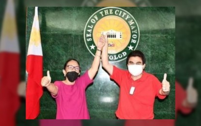 <p><strong>ACQUITTED.</strong> Former Bacolod City Mayor Luzviminda Valdez (left) endorses the reelection bid of Mayor Evelio Leonardia in this January 2022 photo. Valdez was recently cleared of graft charges due to excess reimbursements while Leonardia lost to former Negros Occidental Third District Rep. Alfredo Benitez in the May 9 polls. <em>(Photo courtesy of Bacolod-PIO)</em></p>