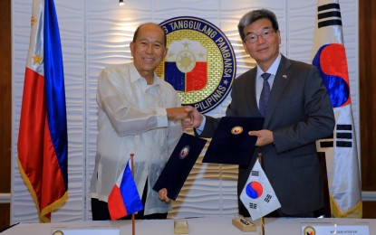 <p><strong>OPV DEAL.</strong> Defense Secretary Delfin Lorenzana (left) and HHI vice chairperson and president Sam Hyun Ka (right) shake hands following the signing of the contract for the acquisition of six offshore patrol vessels (OPVs) for the Philippine Navy in Camp Aguinaldo, Quezon City on Monday (June 27, 2022). The OPVs are expected to replace the World War II surface assets decommissioned by the PN. <em>(Photo courtesy of DND)</em></p>