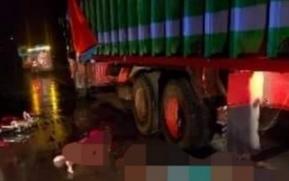 <p><strong>ROAD ACCIDENT.</strong> Three motorists died on Monday night (June 27, 2022) after their motorcycle crashed into a 10-wheeler truck in Basay, Negros Oriental. Initial police investigation showed the driver had left the truck on the roadside after it reportedly encountered mechanical trouble. <em>(Photo courtesy of the Negros Oriental Provincial Police Office)</em></p>