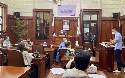 <p><strong>TURNOVER</strong>. Ilocos Norte Gov. Matthew Joseph Manotoc on Tuesday (June 28, 2022) vows to sustain programs and projects to make the province safer and stronger. He met with new and outgoing provincial officials at the turnover of documents at the Sangguniang Panlalawigan session hall. <em>(Photo by Leilanie Adriano)</em></p>