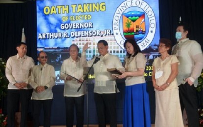 <p><strong>OATH-TAKING</strong>. Reelected Iloilo Governor Arthur Defensor Jr. is joined by his family members when he took his oath of office on Tuesday (June 28, 2022). Defensor laid down his administration's directions that will provide opportunities for Ilonggos. <em>(Photo courtesy of Balita Halin sa Kapitolyo FB page)</em></p>