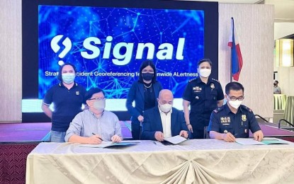 <p><strong>SIGNAL</strong>. The soft launching of the Strategic Incident Geo-referencing for Nationwide Alertness (SIGNAL) project developed by the Department of Science and Technology (DOST) was highlighted by the signing of the memorandum of agreement by (from left to right) DOST Regional Director Engr. Rowen Gelonga, Office of Civil Defense Regional Director Jose Roberto Nuñez, and Police Regional Office 6 Director, B/Gen. Flynn E. Dongbo. The project supports the operations of government agencies involved in disaster risk reduction and management. <em>(Photo courtesy of Kagawaran ng Tanggulang Sibil VI FB page)</em></p>