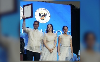 <p><strong>NOW A CONGRESSMAN</strong>. New Leyte Fourth District Rep. Richard Gomez takes his oath of office during a ceremony at the Ormoc City Superdome on Tuesday (June 28, 2022). Gomez was joined by his wife, Ormoc Mayor Lucy Torres-Gomez (center), and daughter Juliana. <em>(PNA photo by Sarwell Meniano)</em></p>